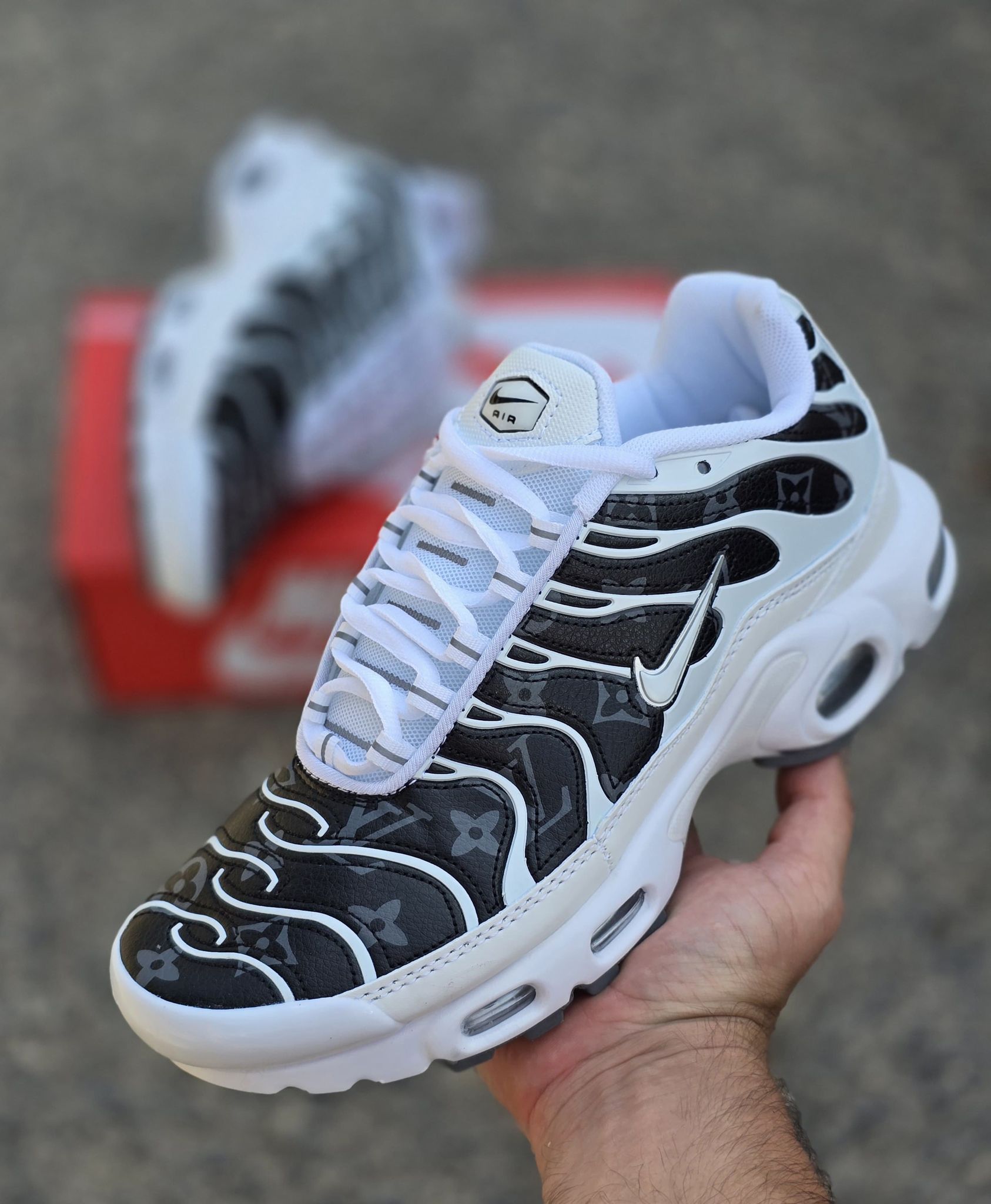 Nike TN LV Negra y Blanca